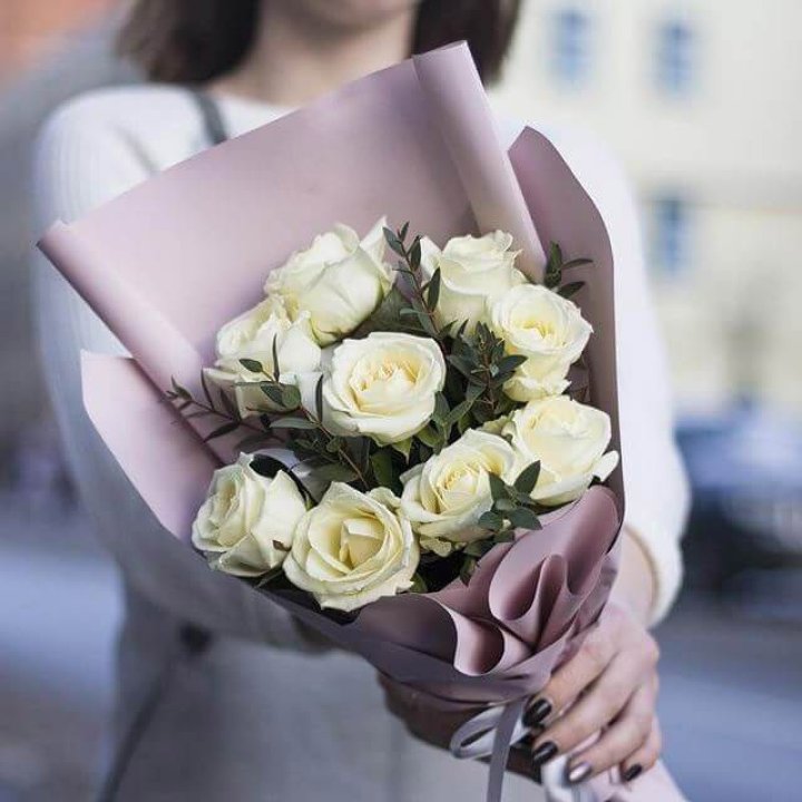 9 белых  роз "Минт" в Энгельсе