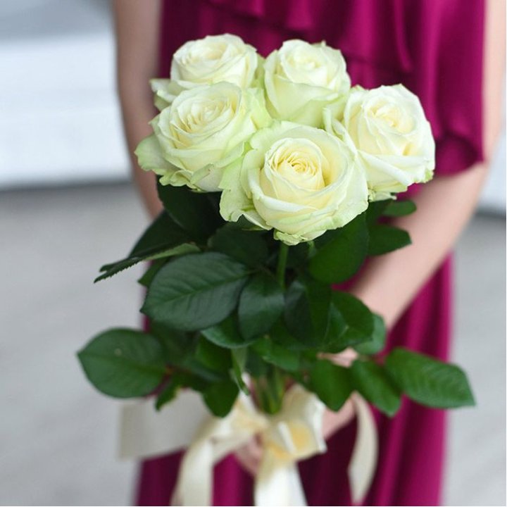 5 белых роз в Энгельсе