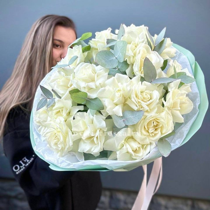 19 Белых французских роз "Ноте бьянке" в Энгельсе