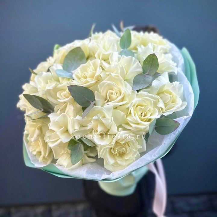 25 Белых французских роз "Ноте бьянка" в Энгельсе