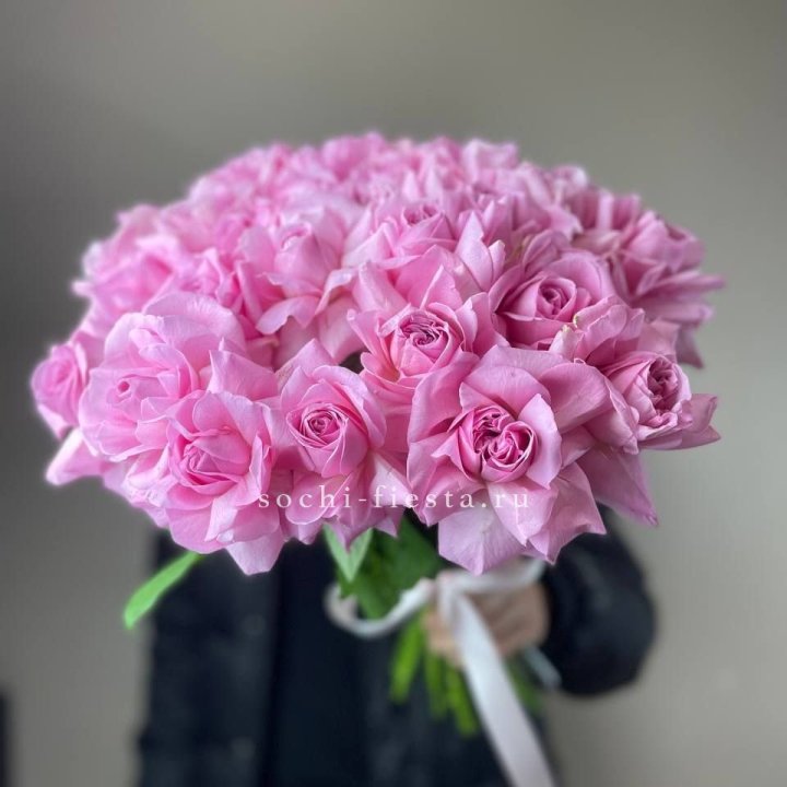 25 розовых французских роз в Энгельсе