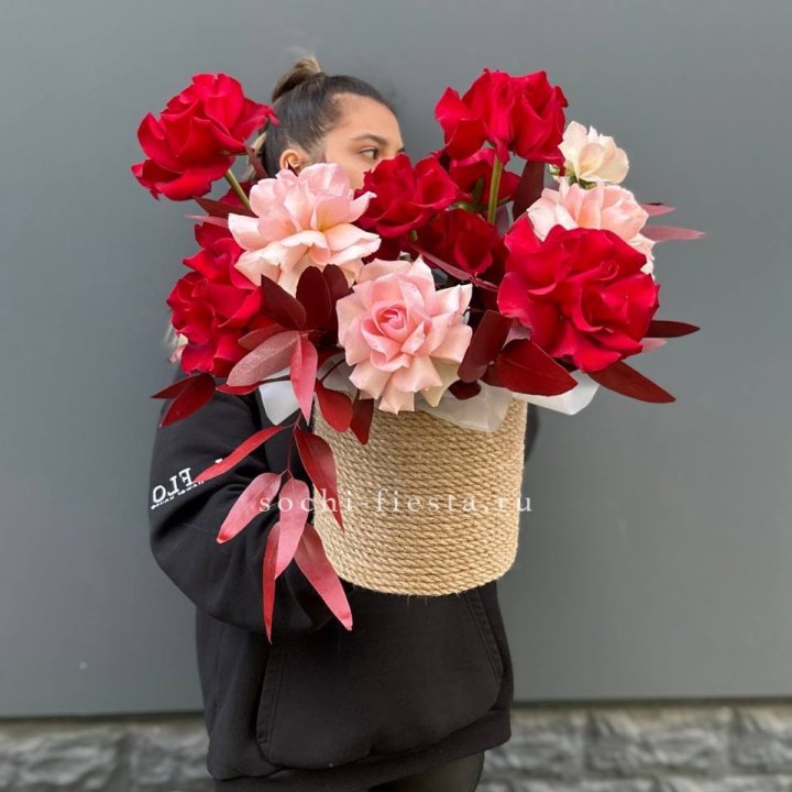 15 Французских роз в джутовом кашпо в Энгельсе