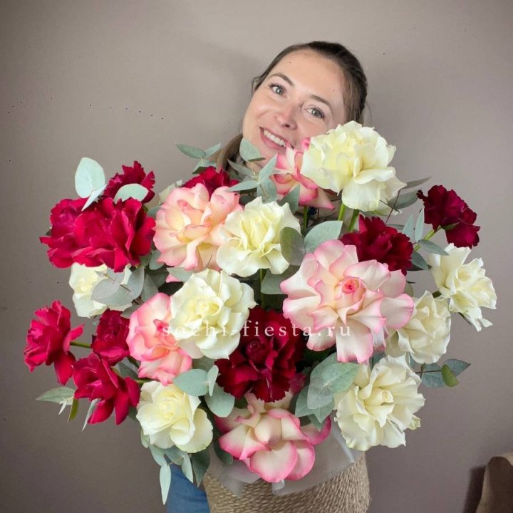 35 французских роз микс в джутовом боксе в Энгельсе