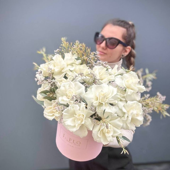 17 Французских белых роз в коробке Афина в Энгельсе