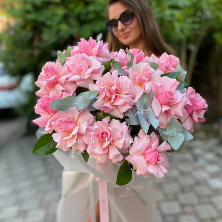 17 Розовых  французских роз в Энгельсе