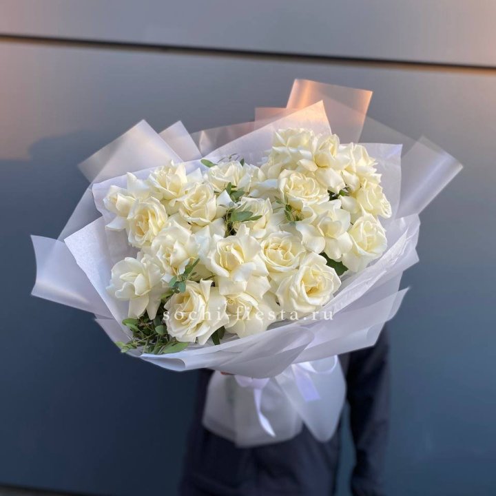 Пышный букет из белых роз в Энгельсе