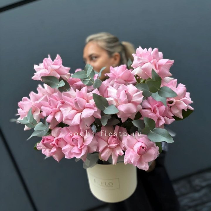 17 Розовых французских роз в боксе в Энгельсе