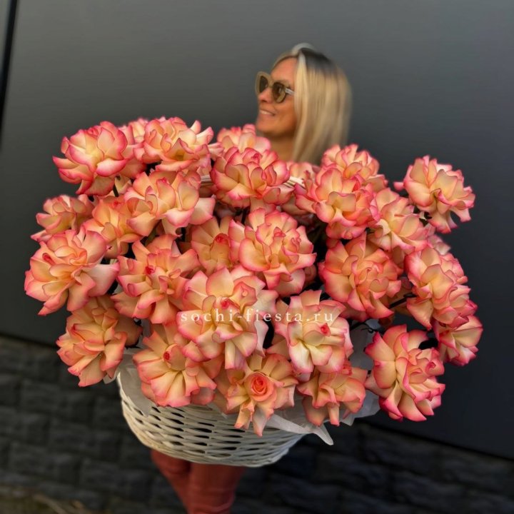 45 французских роз Джумилия в корзине в Энгельсе