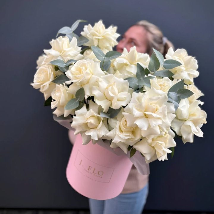 25 Французских белых роз в боксе в Энгельсе