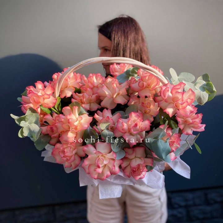 25 Французских роз Джумилия в корзине в Энгельсе