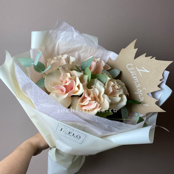 Букет кремовых роз к дню знаний в Энгельсе