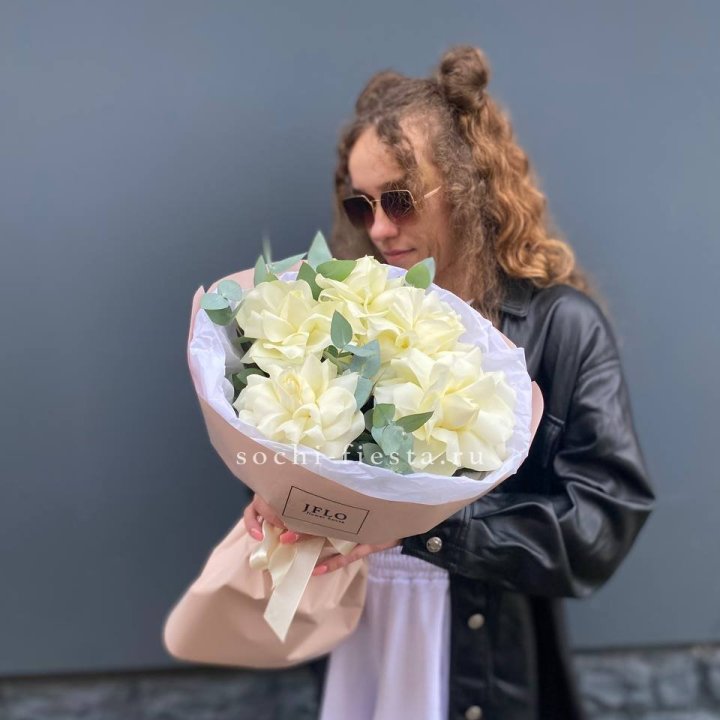 5 Белых французских роз в Энгельсе