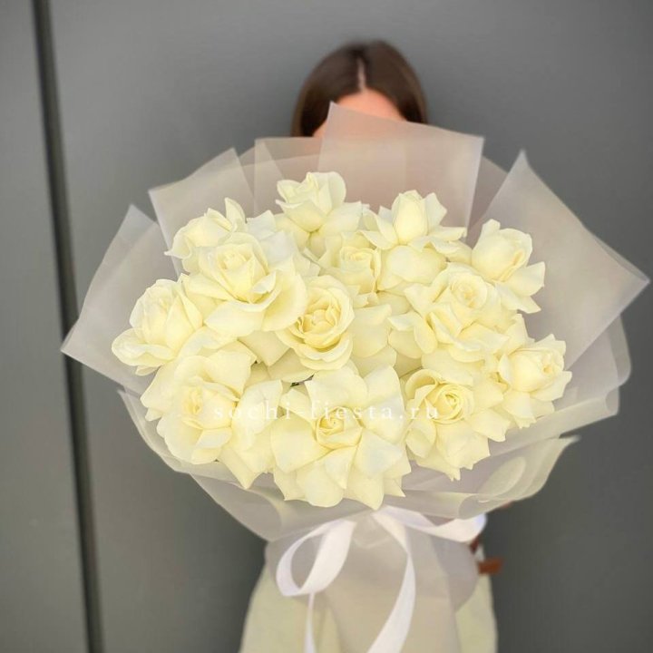 13 белых роз в Энгельсе