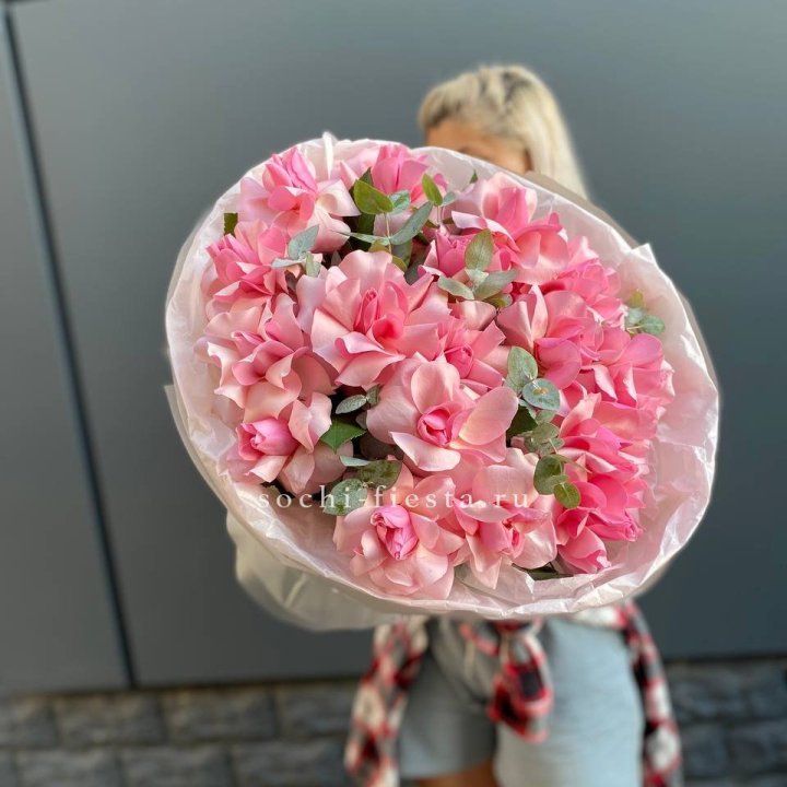 17 розовых роз в Энгельсе