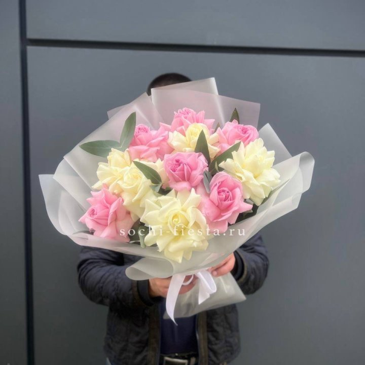 11 бело-розовых роз в Энгельсе