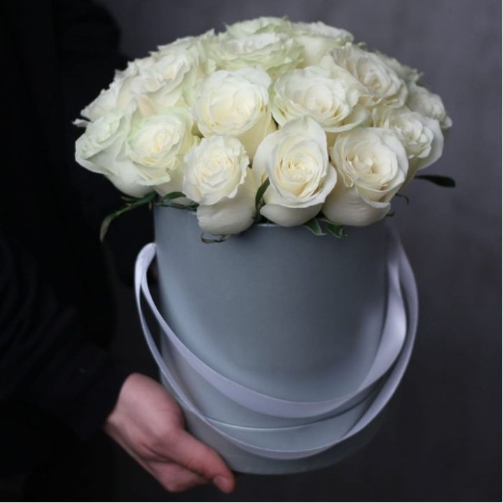 15 белых роз в цилиндре в Энгельсе
