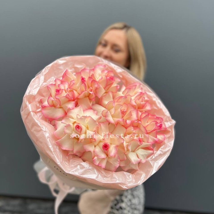 9 французских роз Джумилия в нежном оформлении в Энгельсе