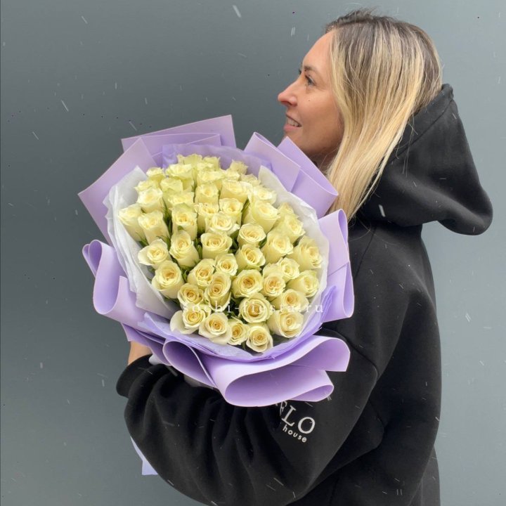 51 белая кенийская роза в оформлении в Энгельсе