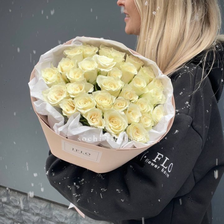 31 белая роза в оформлении в Энгельсе