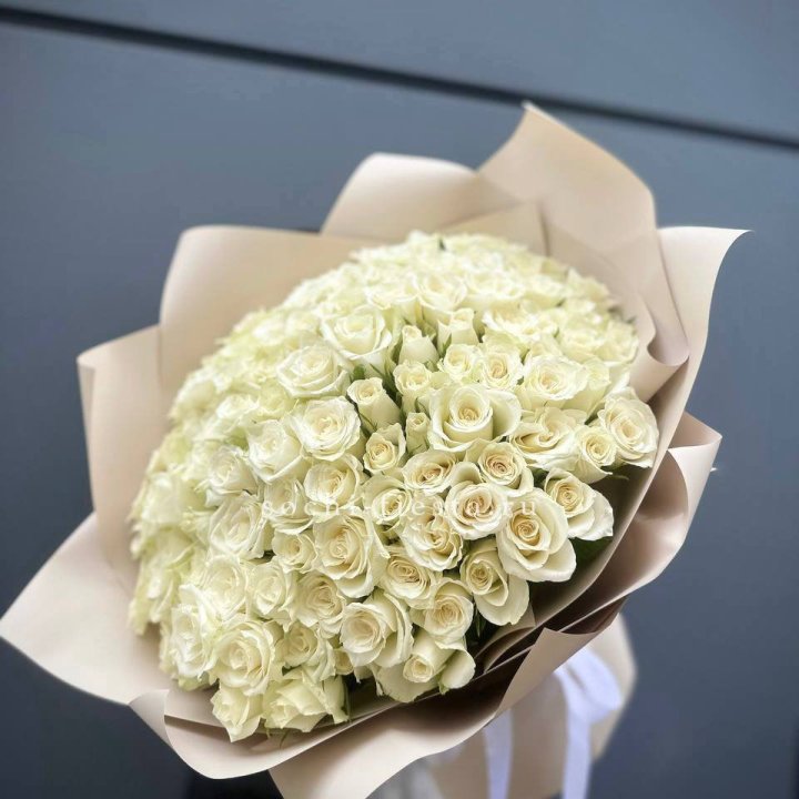 101 белая роза Атена в Энгельсе