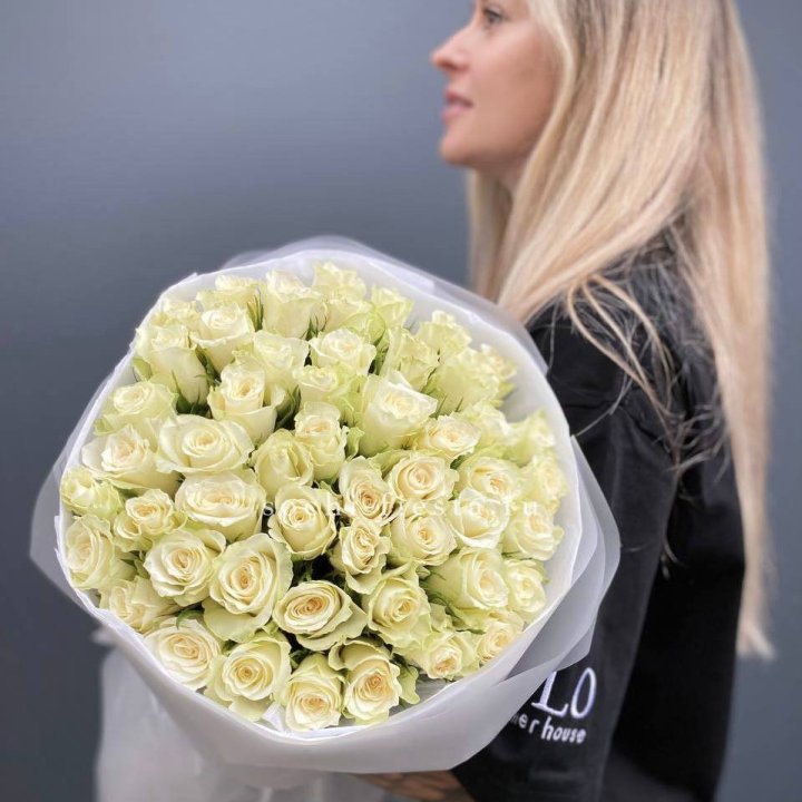 Воздушный букет из 51 белой кенийской розы в Энгельсе
