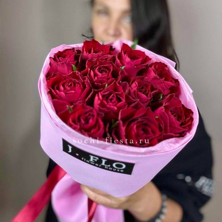 11 красных роз мадам ред в Энгельсе