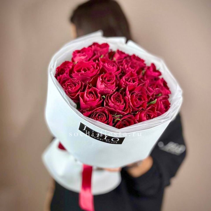 Букет красных роз мадам ред в Энгельсе