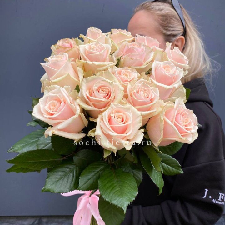 15  кремовых высоких роз в Энгельсе