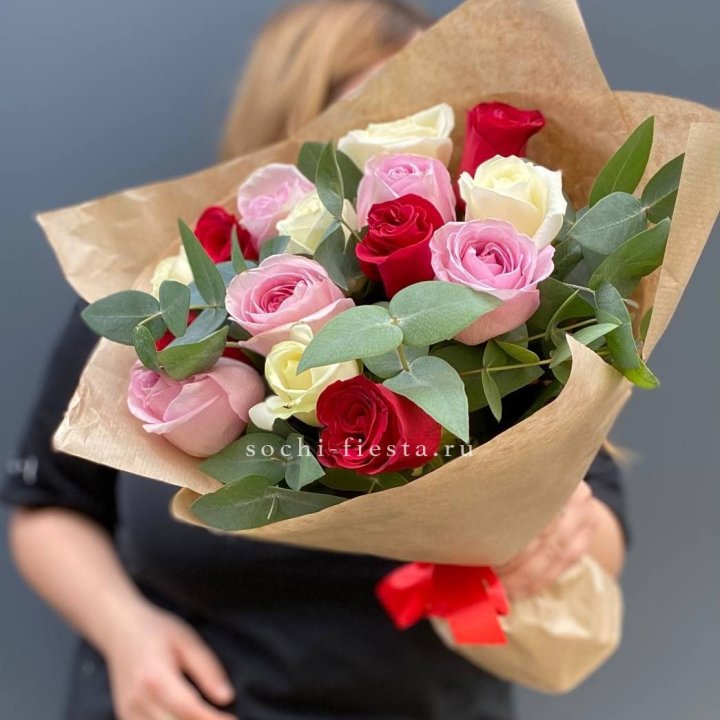 Букет из 15 роз с эвкалиптом в Энгельсе