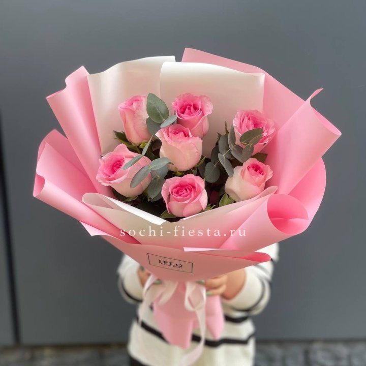 7 роз с эвкалиптом в Энгельсе