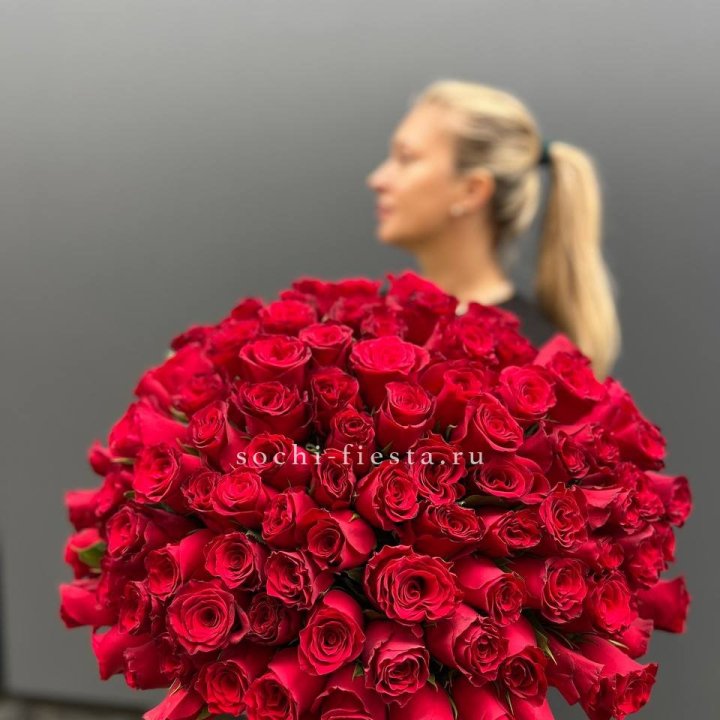 Охапка из 101 красной розы в Энгельсе