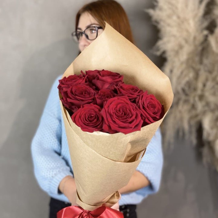 9 красных роз в крафте в Энгельсе