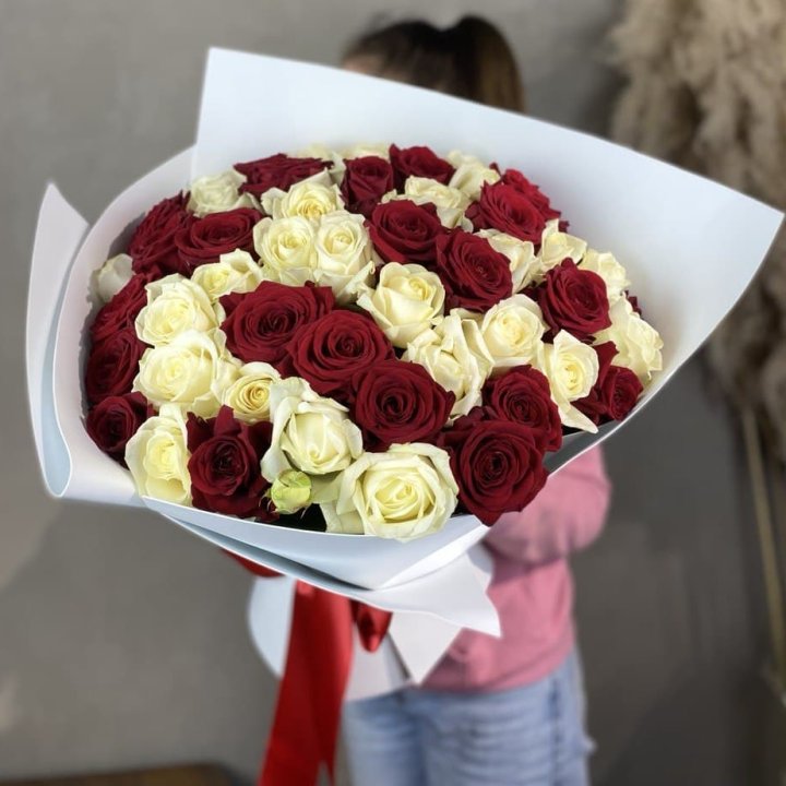 51 красная и белая роза в Энгельсе