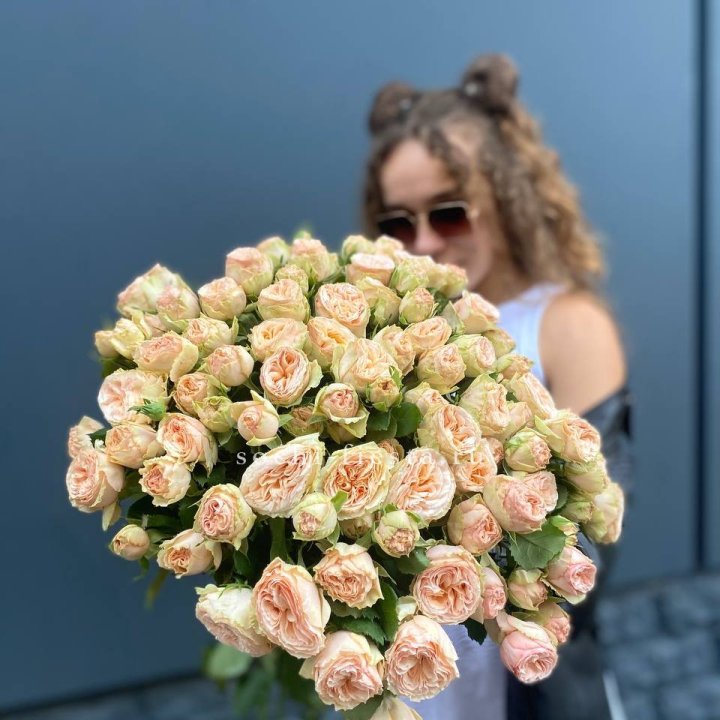 25 пионовидных роз в Энгельсе