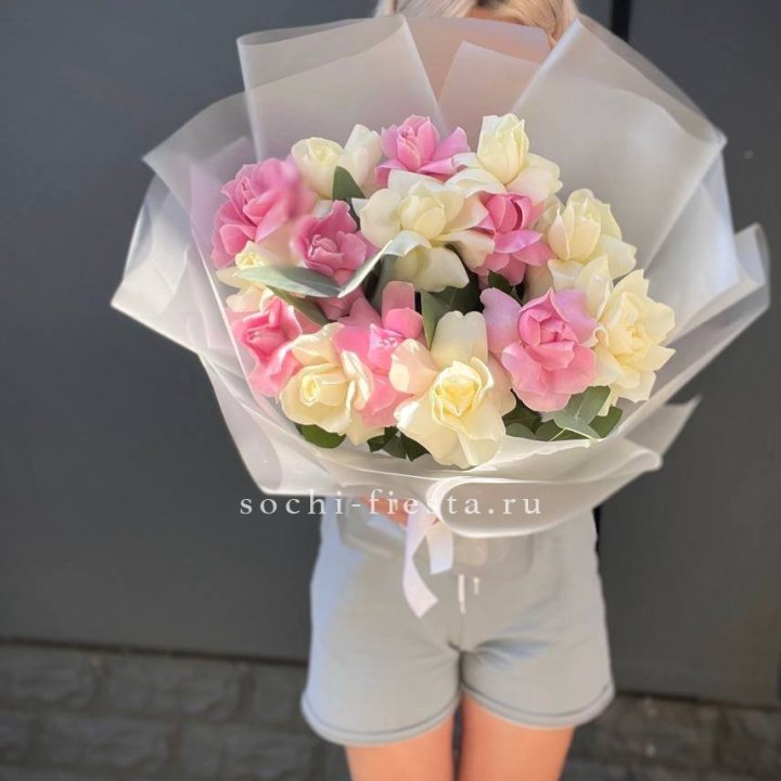 15 бело-розовых роз в Энгельсе