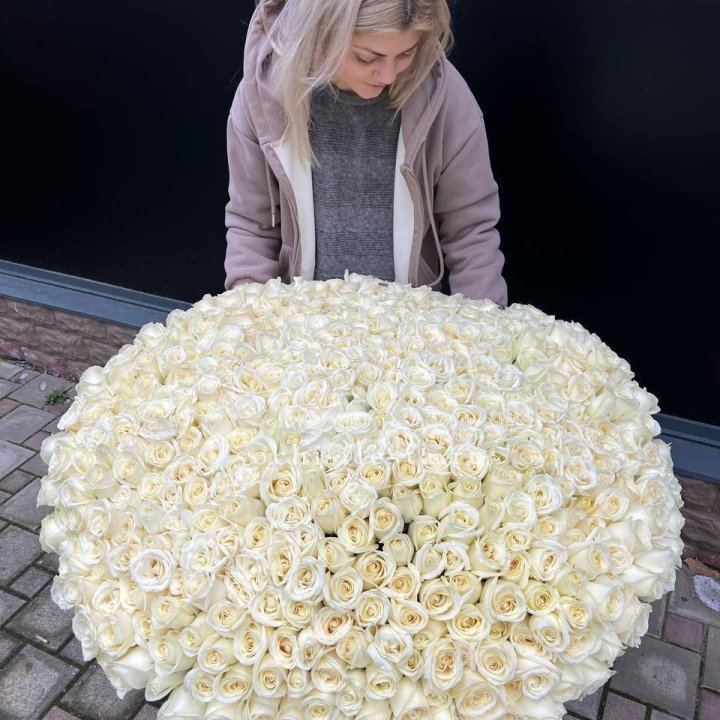 501 белая роза в корзине в Энгельсе