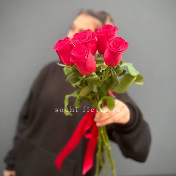 Букет 5 красных роз  в Энгельсе