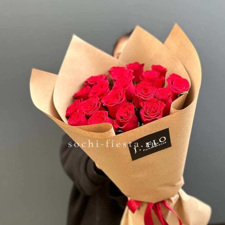 19 красных роз в крафте в Энгельсе