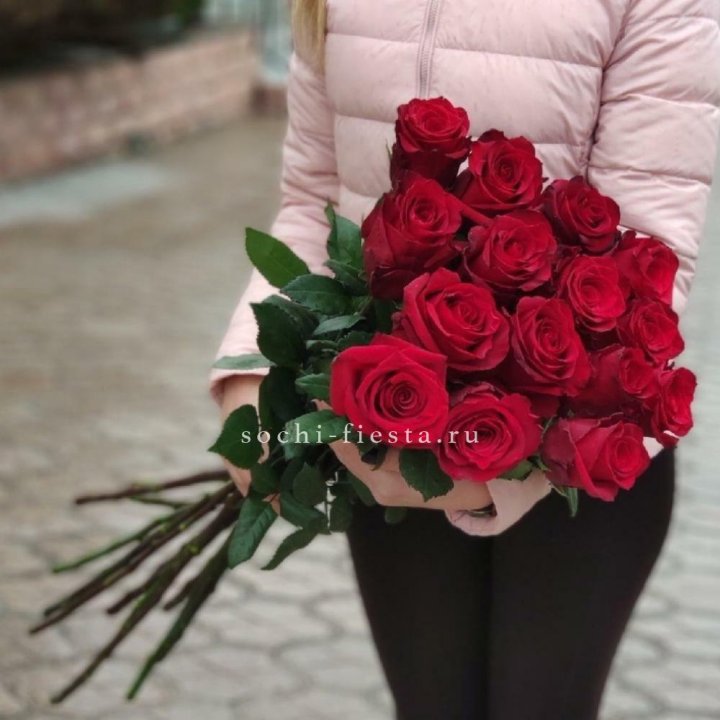 15 высоких красных роз в Энгельсе