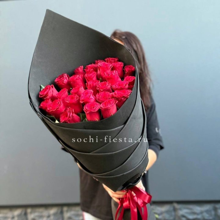 25 высоких красных роз в Энгельсе