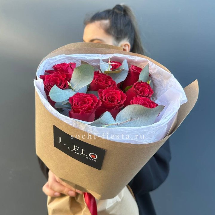 9 роз с эвкалиптом в Энгельсе