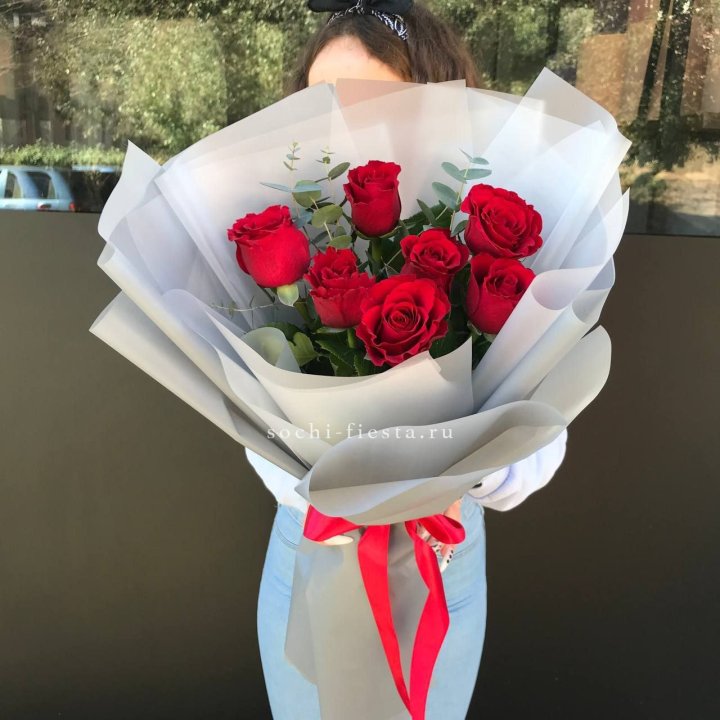 7 красных роз с эвкалиптом  в Энгельсе