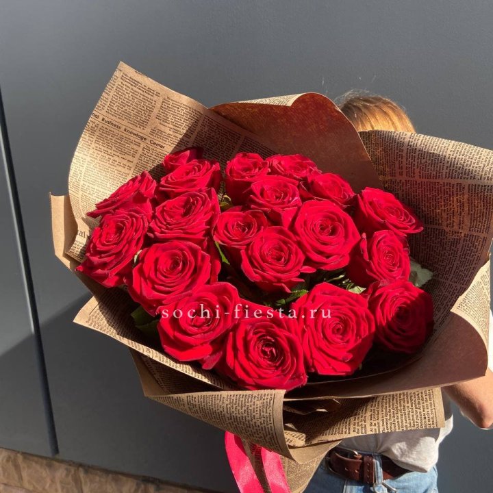 19 красных роз Леди Крафт в Энгельсе