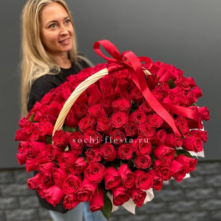 151 красная  роза в корзине в Энгельсе