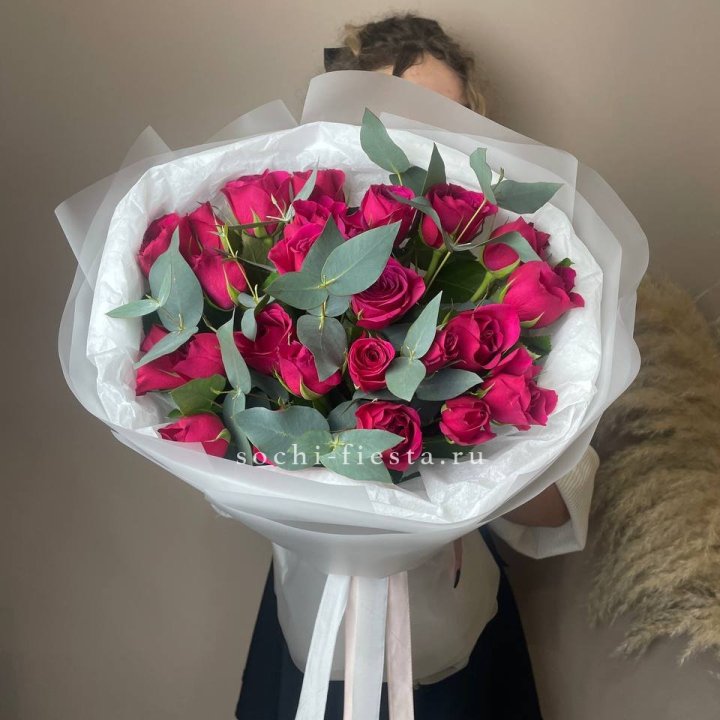 25 малиновых роз с эвкалиптом в Энгельсе