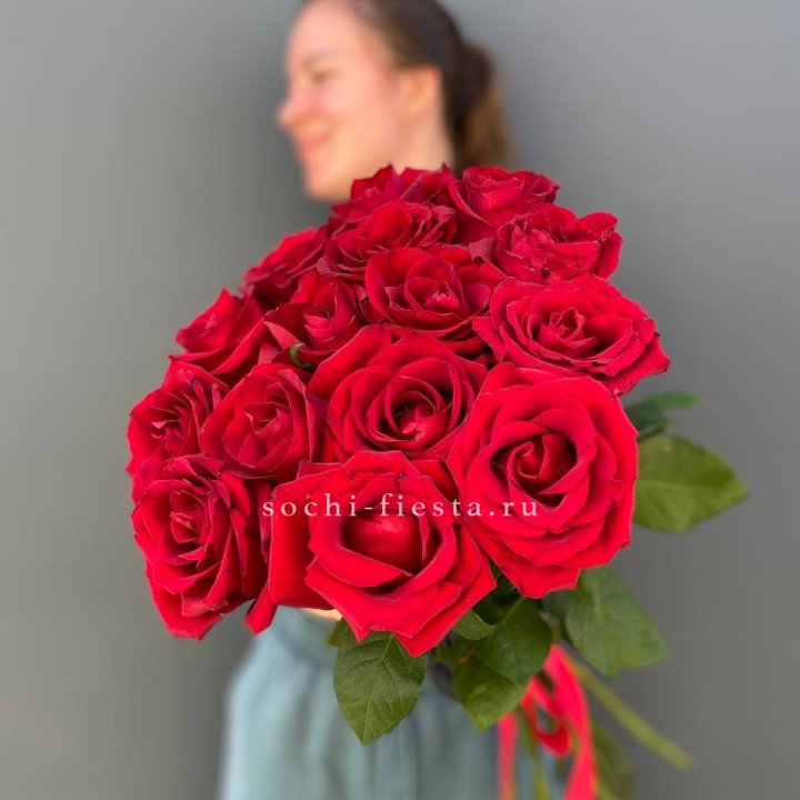 15 красных роз под ленту в Энгельсе