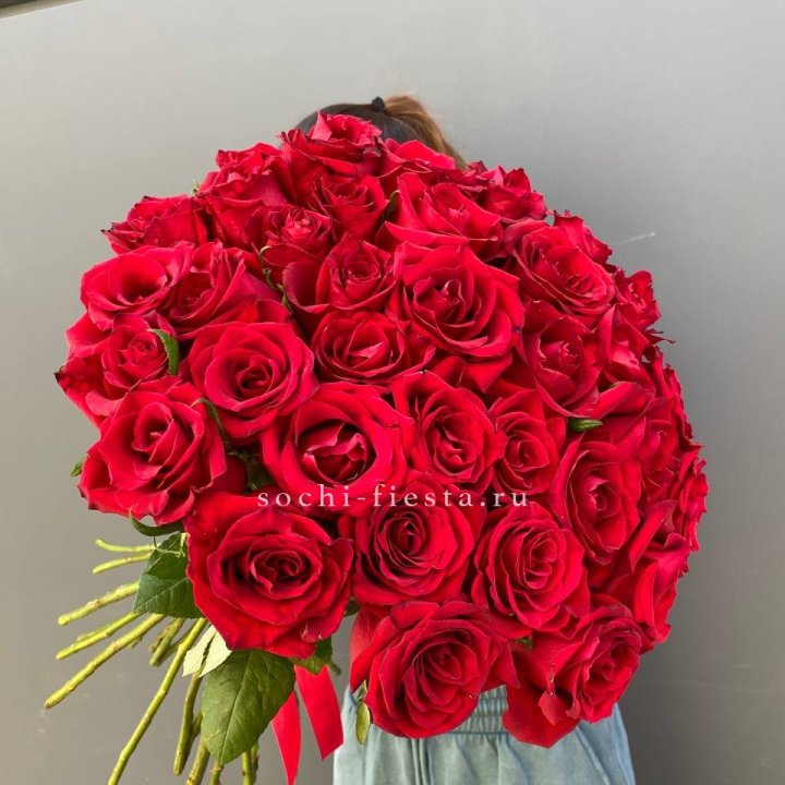35 красных роз под ленту в Энгельсе