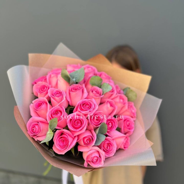 31 розовая роза с эвкалиптом в Энгельсе