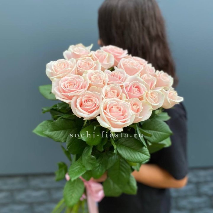 Высокие розовые розы в Энгельсе