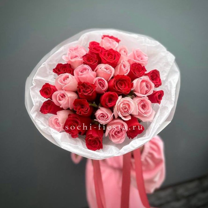 Букет красных и розовых 35 роз в Энгельсе